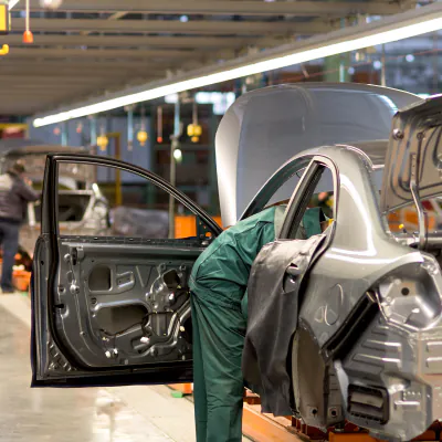 illuminazione a canalina in officina auto